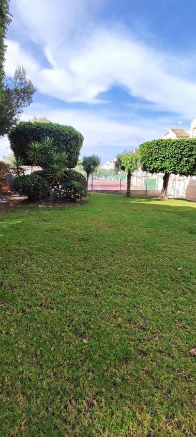 Parque Aromatico Con Dos Piscinas Apartman Torrevieja Kültér fotó